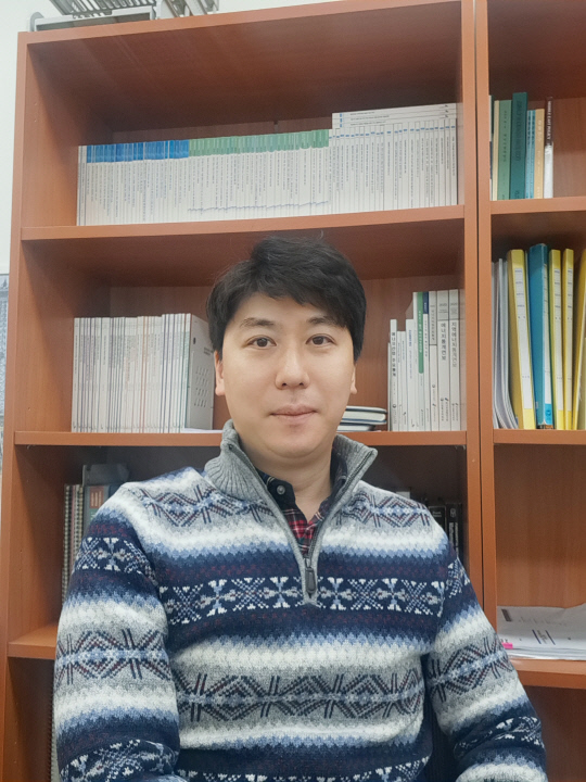 김태환 에너지경제연구원 석유정책연구실장이 5일 인터뷰를 진행하고 있다. 박한나 기자 제공.